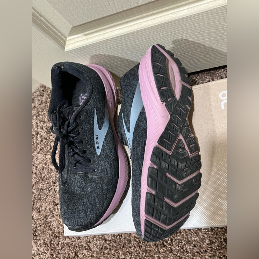 Brooks tennis shoes